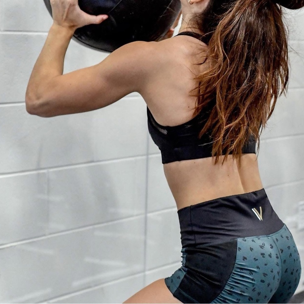 VULL Sport HIGH WAISTED SCRUNCHED
SHORTS  L - Picture 7 of 7